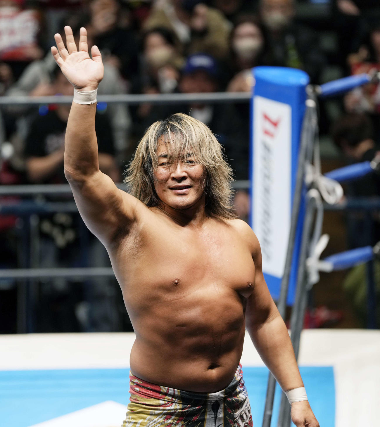 藤田に勝利し観客に手を振る棚橋（撮影・小島史椰）