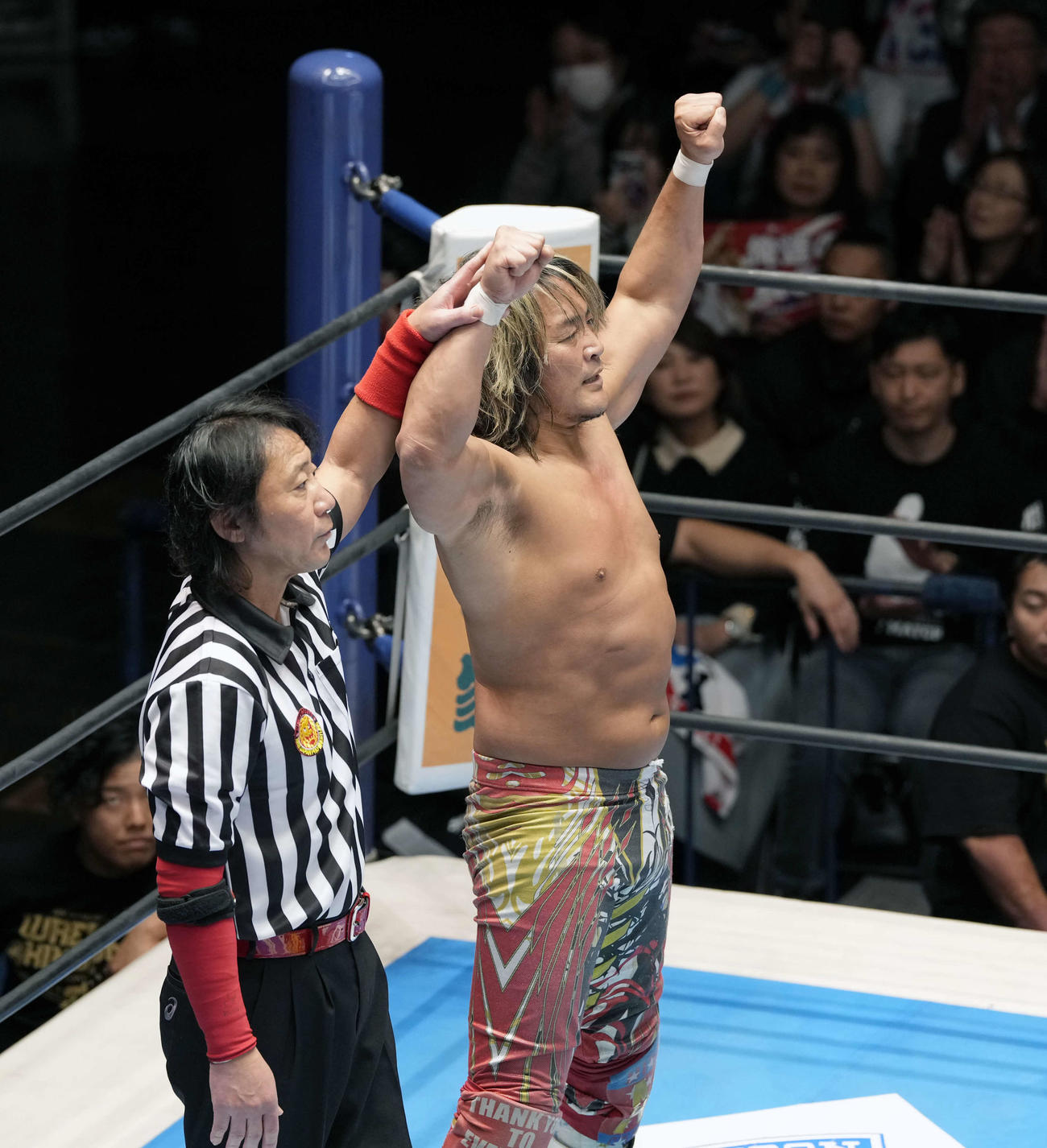 藤田に勝利しガッツポーズをする棚橋（右）（撮影・小島史椰）