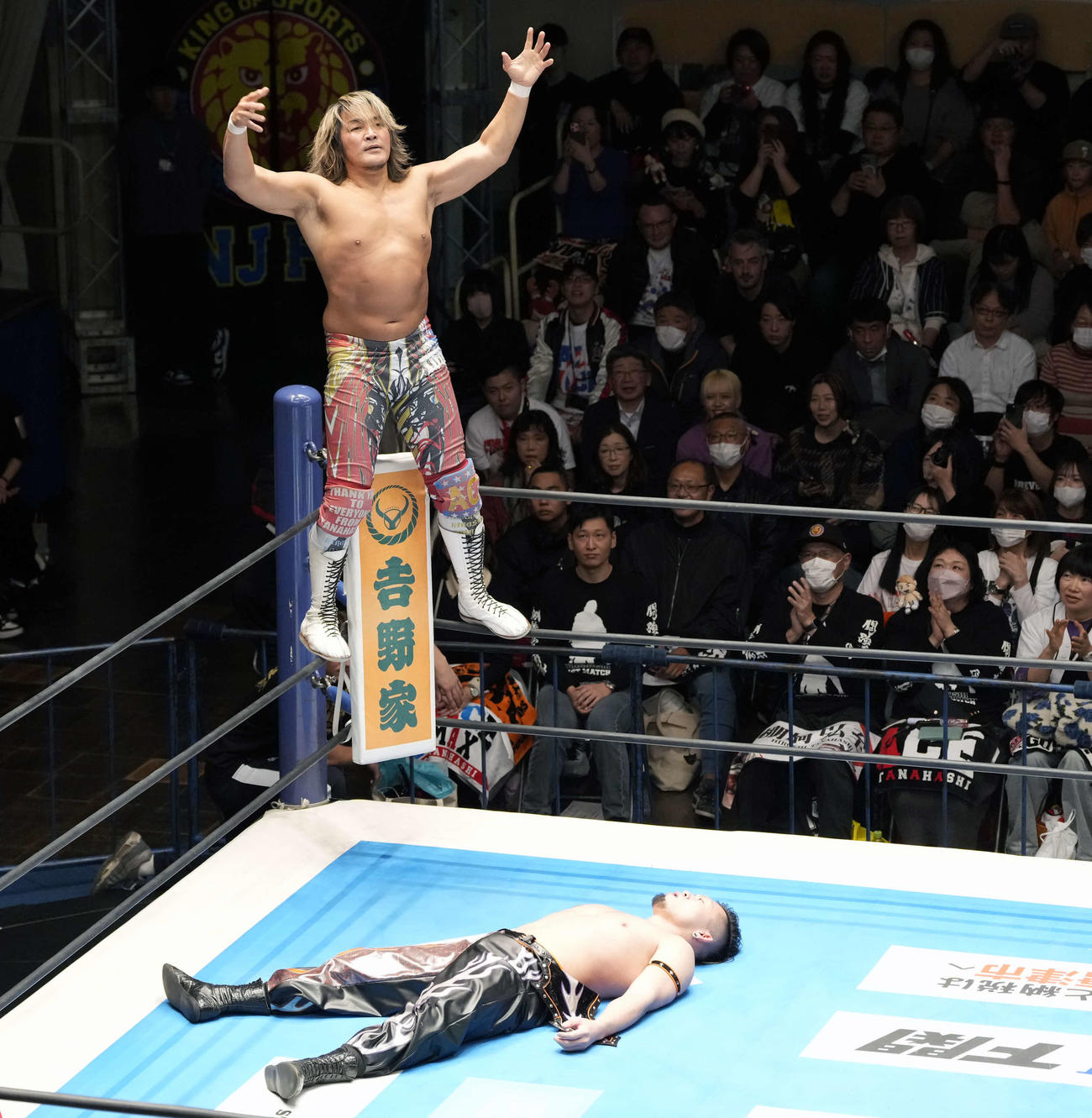 藤田（下）を攻める棚橋（撮影・小島史椰）