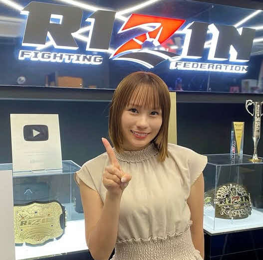 RIZIN特番のクイズ番組に出演するRIZIN広報の横島加奈さん（横島さんのインスタグラムから）