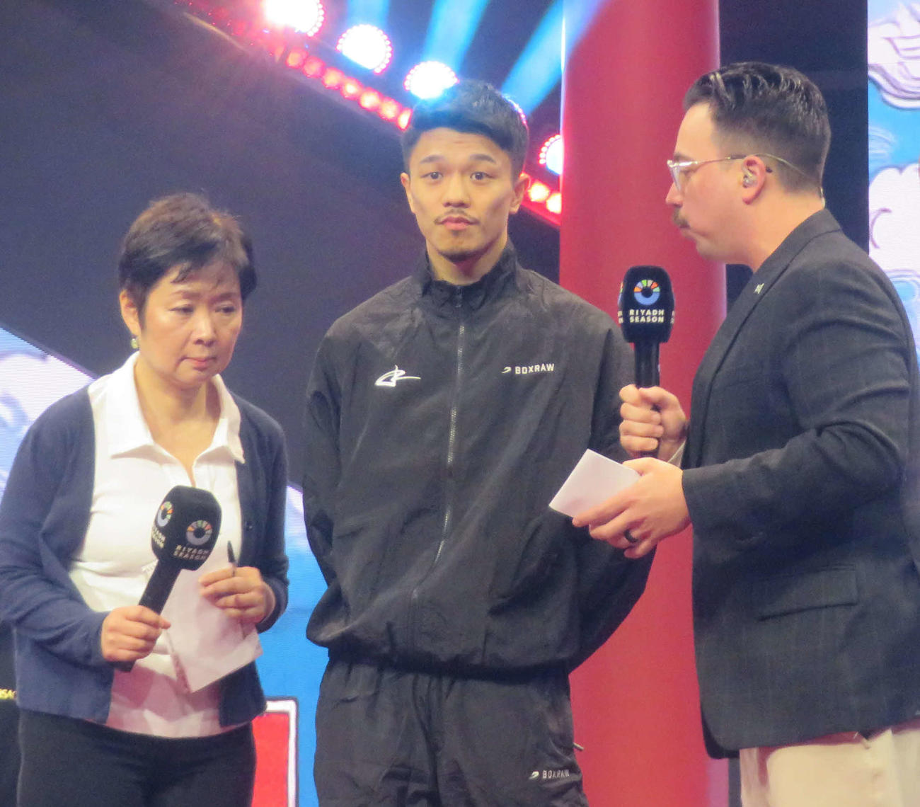 到着イベント、グランドアライバルでインタビューに応じるWBA、WBC、WBO世界スーパーバンタム級1位中谷潤人（中央）