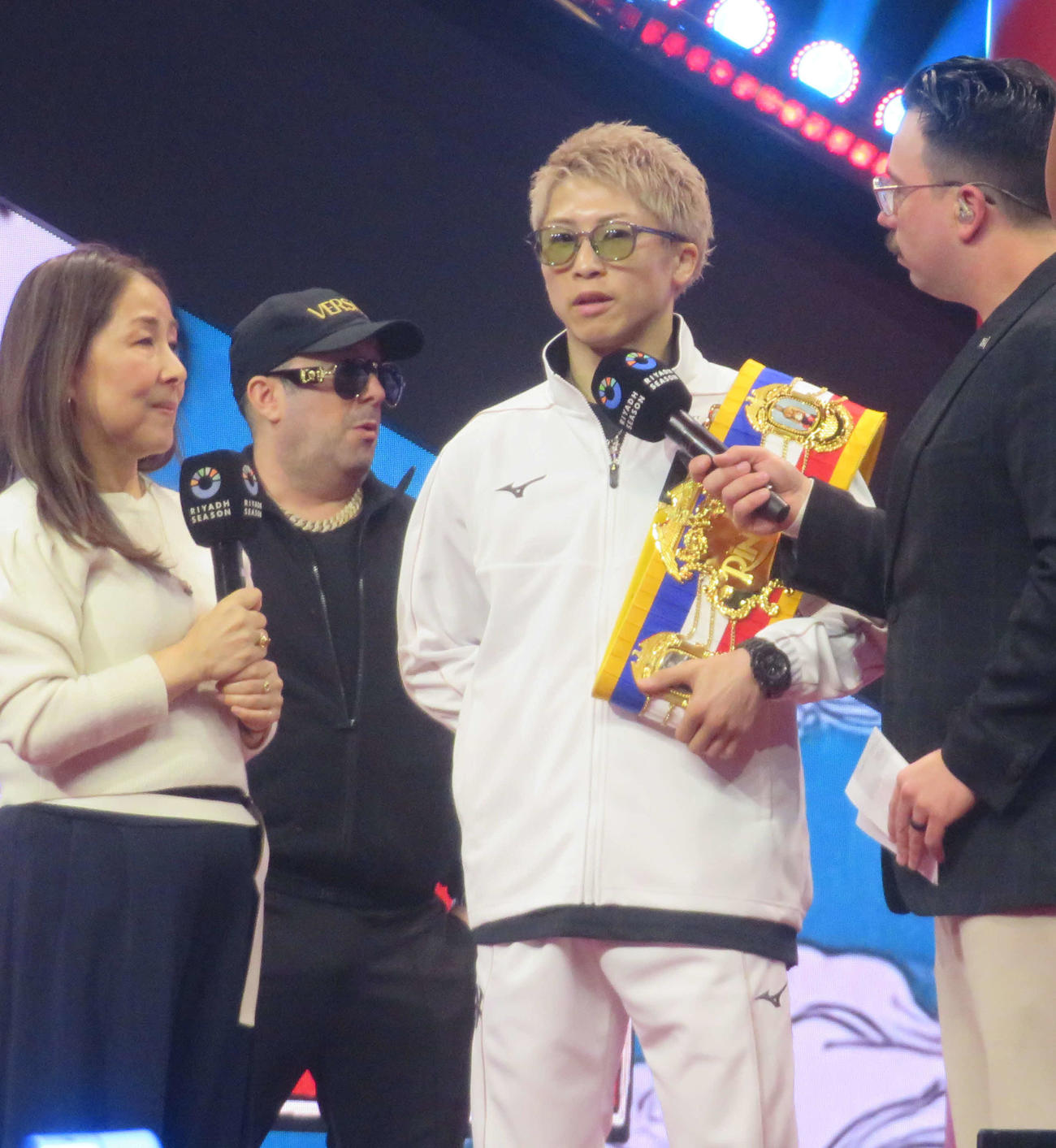到着イベントでインタビューに応じる井上尚弥