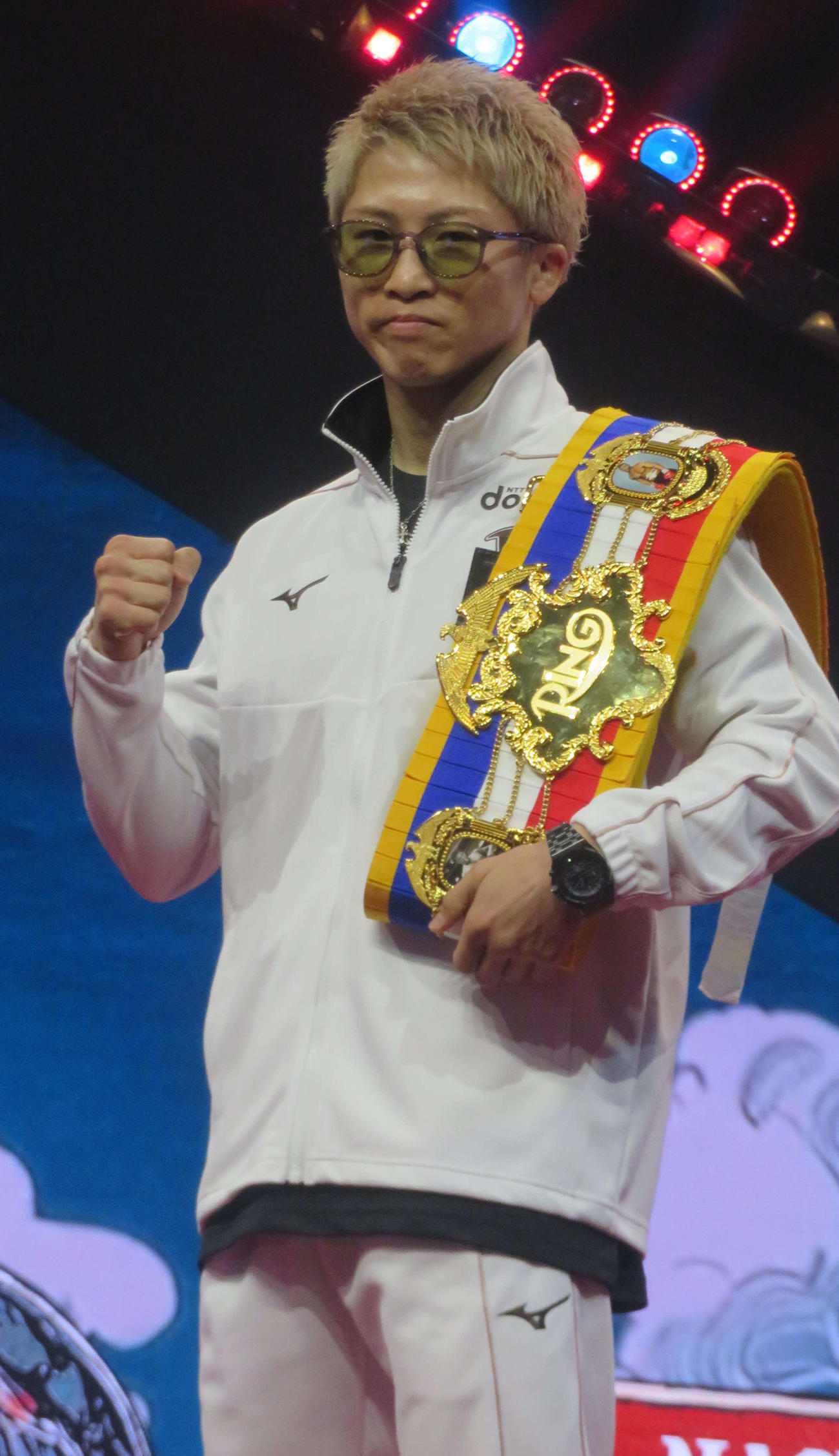 到着イベント、グランドアライバルでポーズを取る井上尚弥