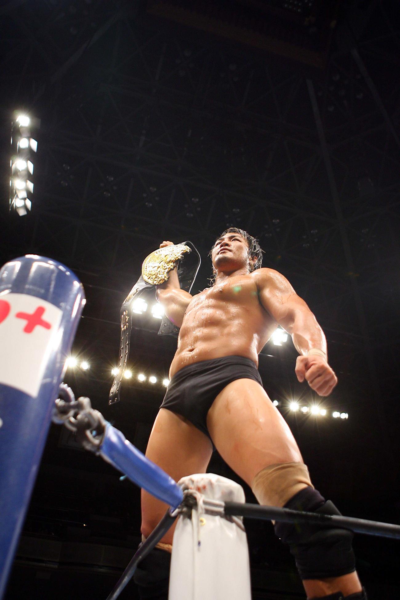 IWGPヘビー級選手権　王座を奪回し誇らしげにベルトを掲げる棚橋弘至（2007年10月撮影）