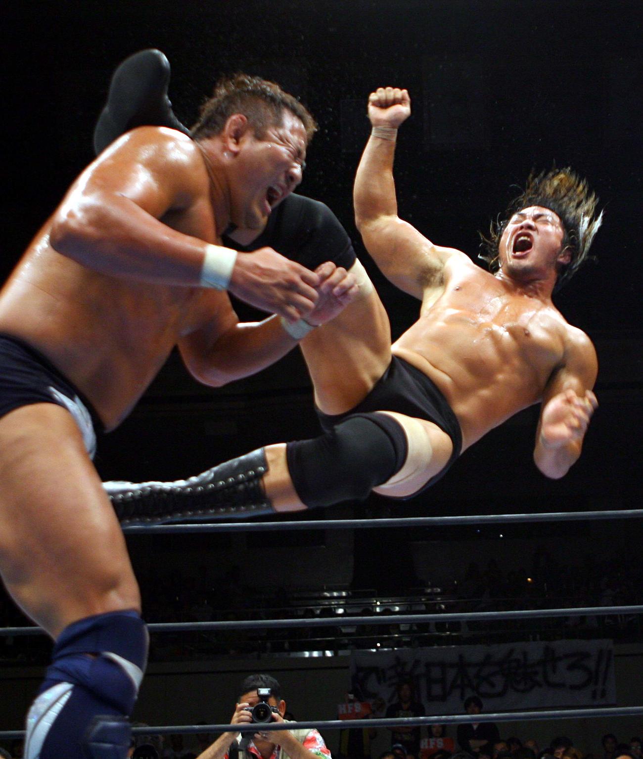 IWGPヘビー級選手権　永田裕志（左）に延髄斬りを見舞う棚橋弘至（2007年10月撮影）