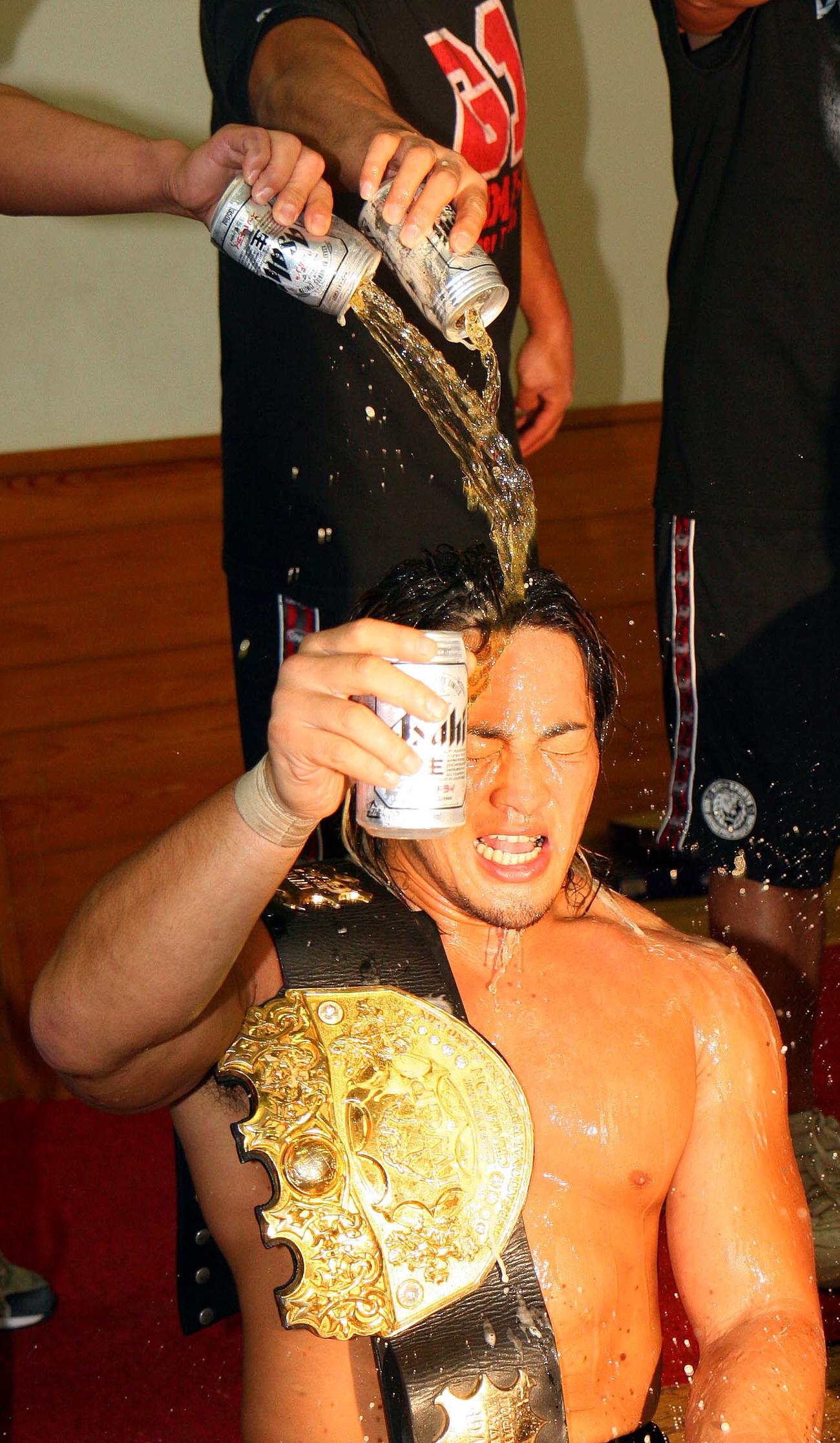 IWGPヘビー級選手権　王座を奪回した棚橋弘至はビールをかけられ祝福された（2007年10月撮影）