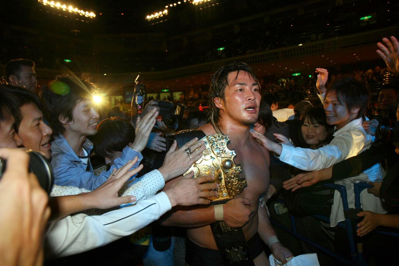IWGPヘビー級選手権　ファンに祝福されながらベルトを肩に引き揚げる棚橋弘至（2007年10月撮影）