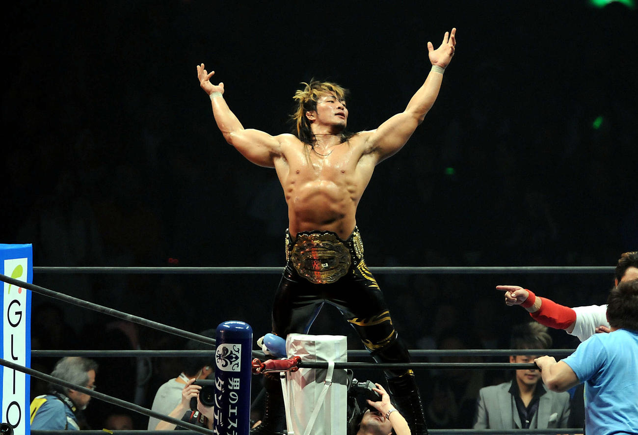 IWGPヘビー級選手権　IWGPのベルトを奪回した棚橋弘至はコーナーに上がって大声援に応えた　（2009年1月撮影）