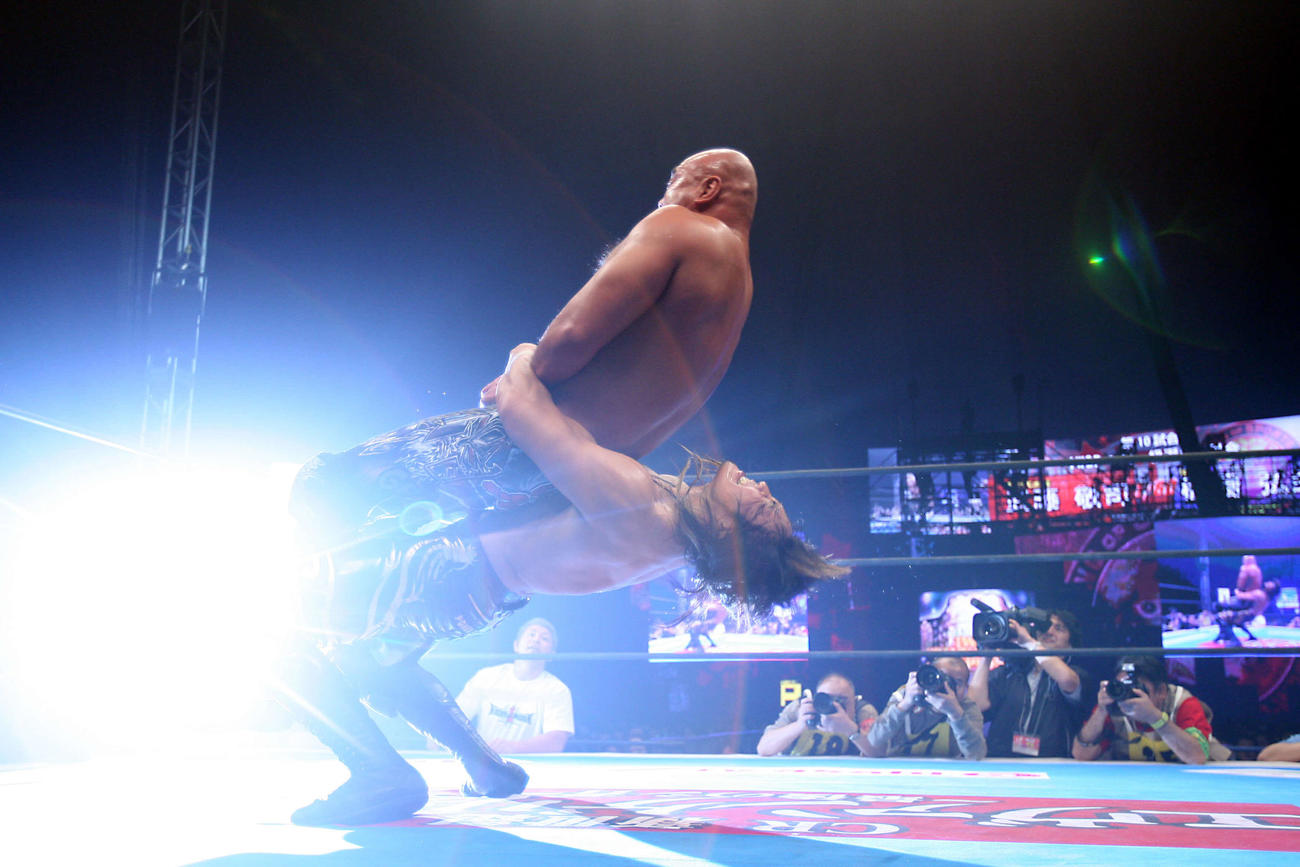 IWGPヘビー級選手権　棚橋弘至（下）は武藤敬司にジャーマンを放つ　（2009年1月撮影）
