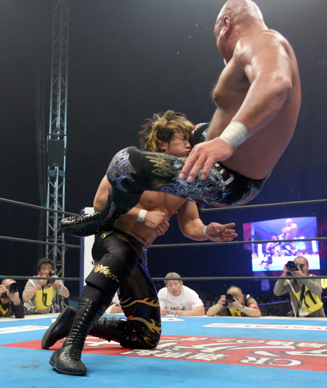 IWGPヘビー級選手権　棚橋弘至（左）は武藤敬司にシャイニングウイザードを食らう　（2009年1月撮影）