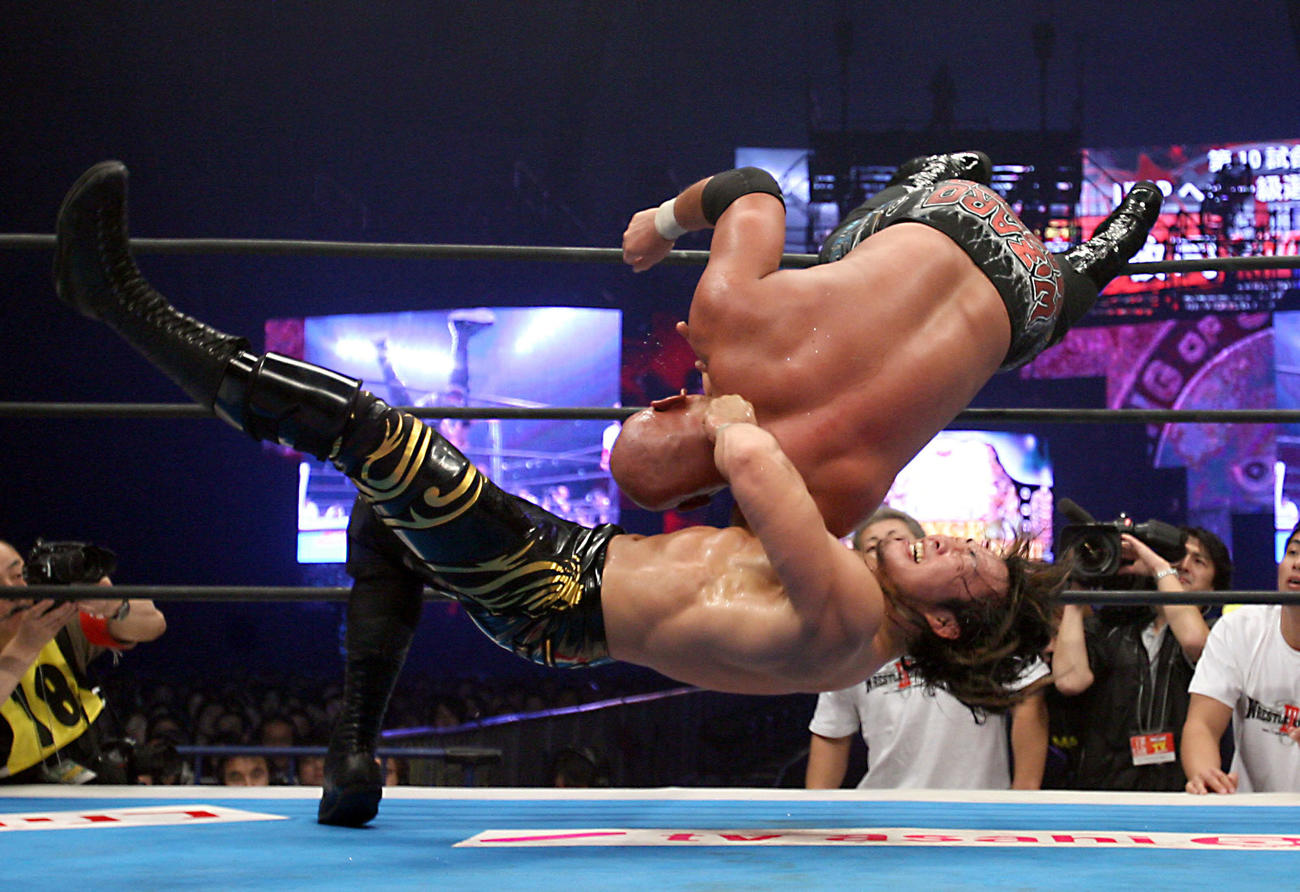 IWGPヘビー級選手権　棚橋弘至（下）は武藤敬司にネックスクリューを放つ　（2009年1月撮影）