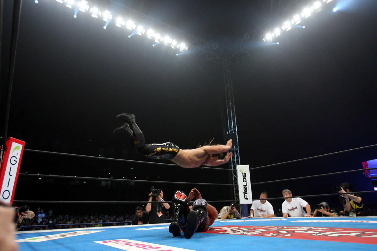 IWGPヘビー級選手権　棚橋弘至（上）は武藤敬司にハイフライフローを放つ　（2009年1月撮影）