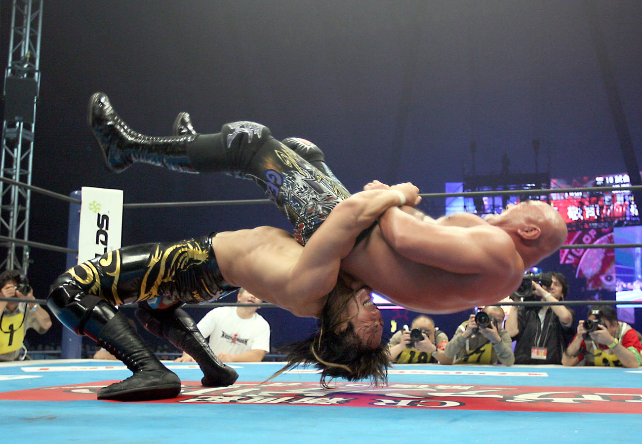 IWGPヘビー級選手権　棚橋弘至（下）は武藤敬司にジャーマンを放つ　（2009年1月撮影）