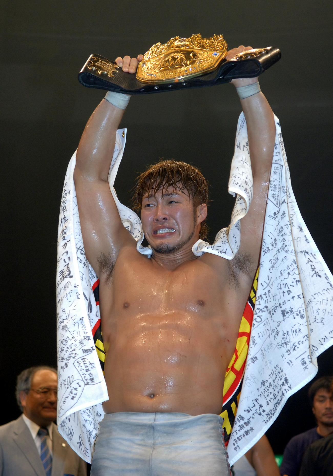 IWGPベルトを掲げ号泣する棚橋弘至（2006年7月撮影）