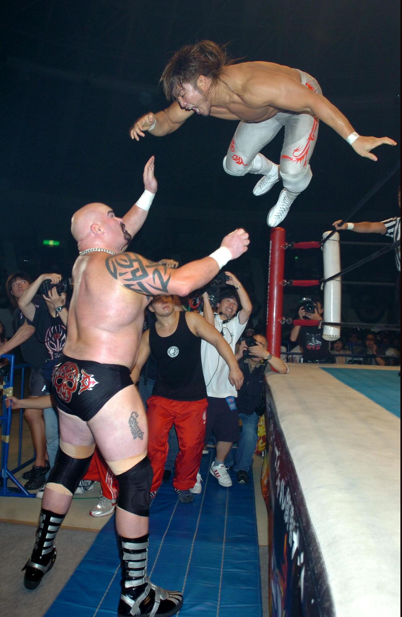 IWGPヘビー級選手権で棚橋弘至（上）はジャイアント・バーナードにプランチャを決める（2006年7月撮影）