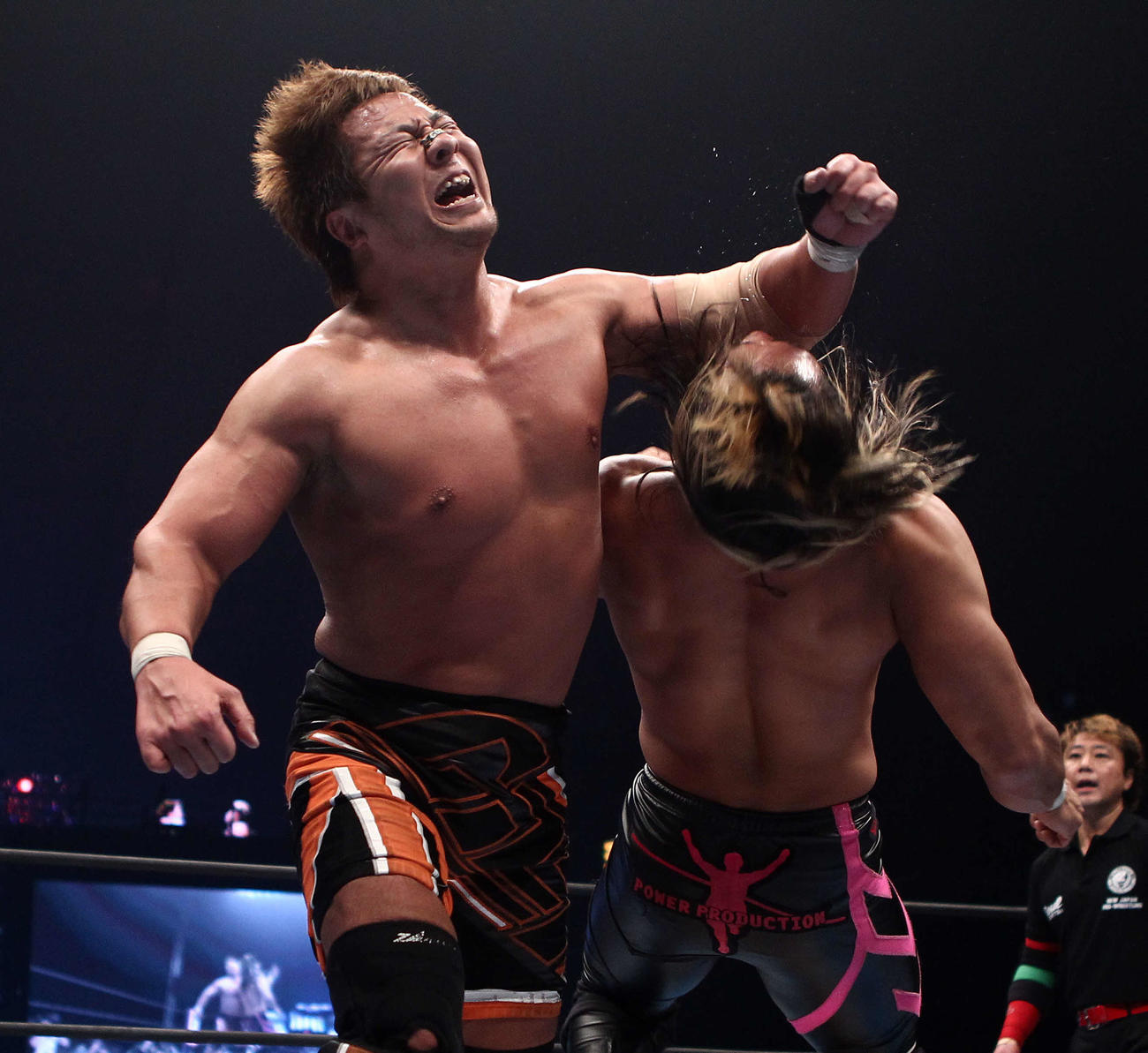 新日本東京ドーム大会で小島聡（左）は棚橋弘至にラリアットを見舞う（2011年1月撮影）