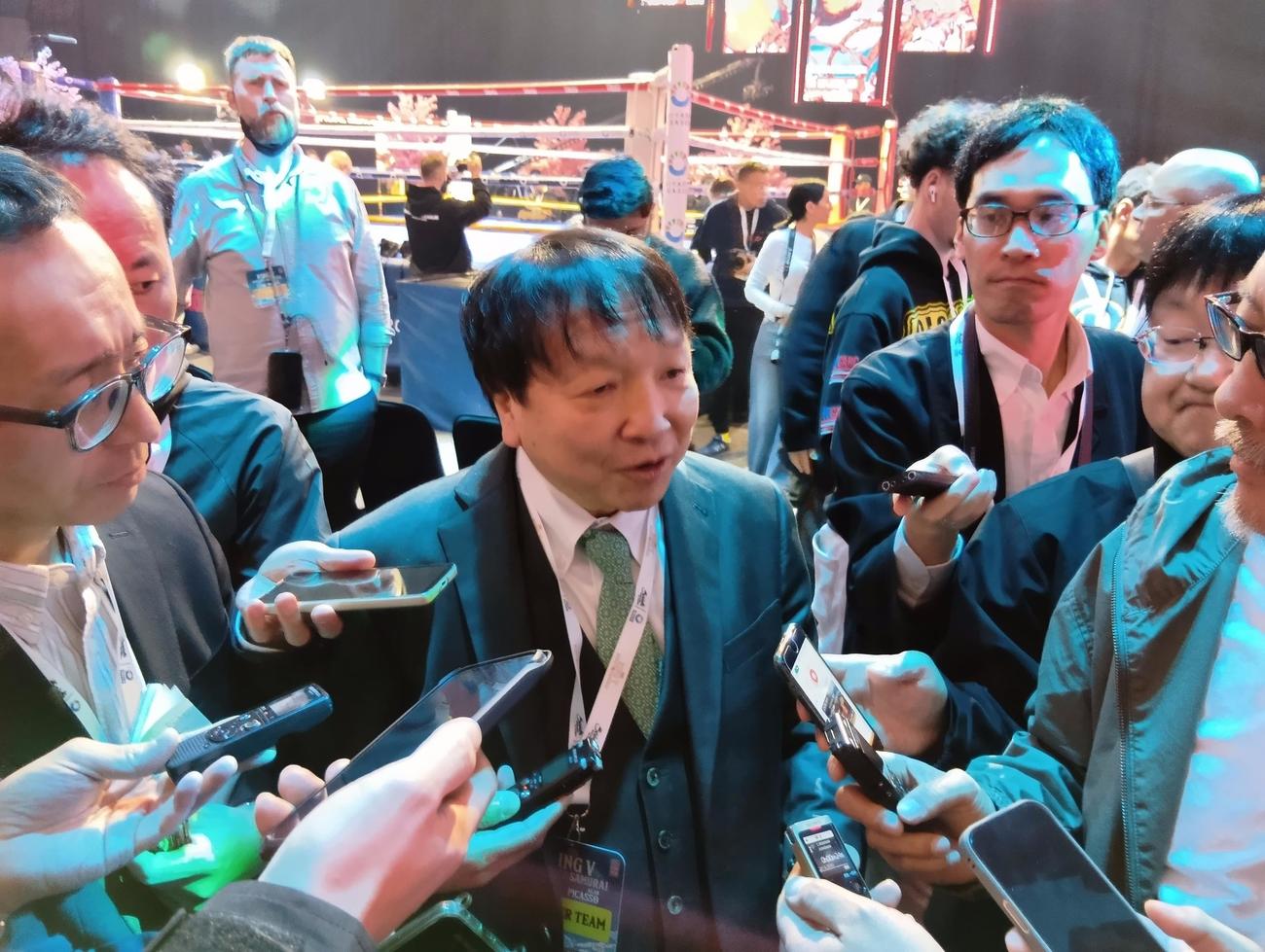 サウジアラビアで行われたワークアウト後、報道陣の取材に対応した大橋秀行会長（中央）