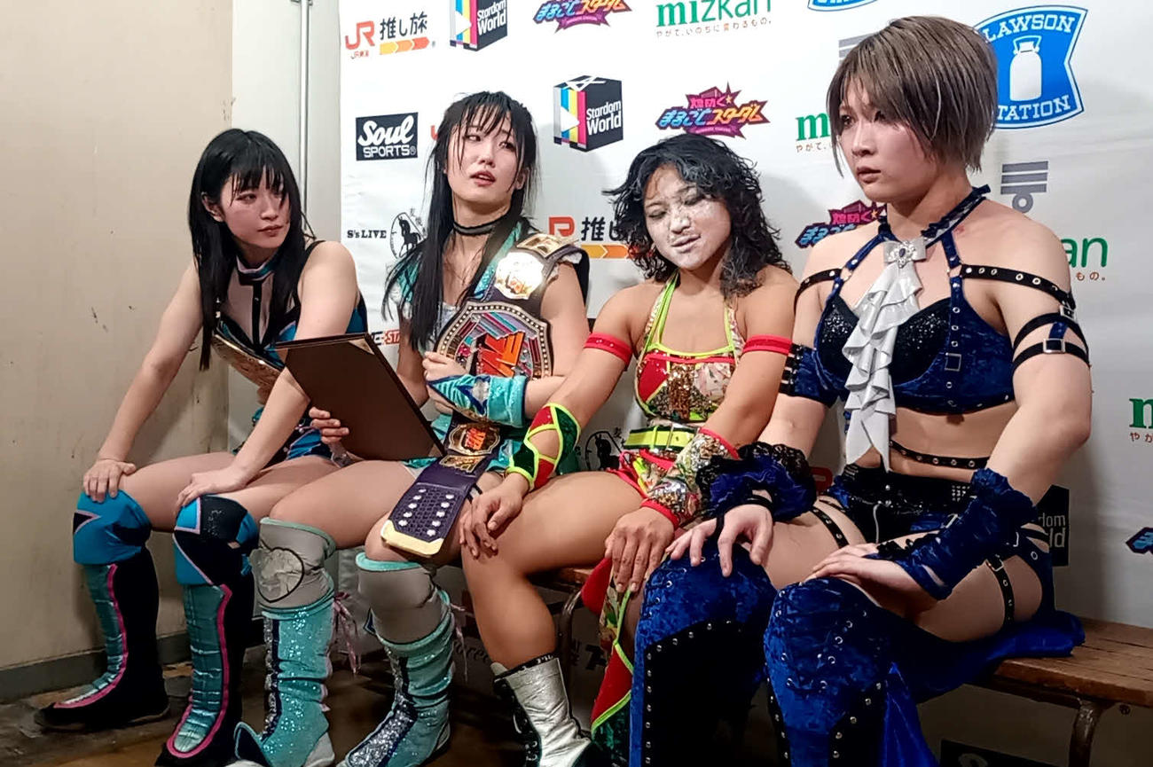 試合後のマイクで痛恨のミスを犯した安納サオリ（右端）だったが、あらためて上谷沙弥からのベルト奪取を誓った。左から、さくらあや、玖麗さやか、飯田沙耶