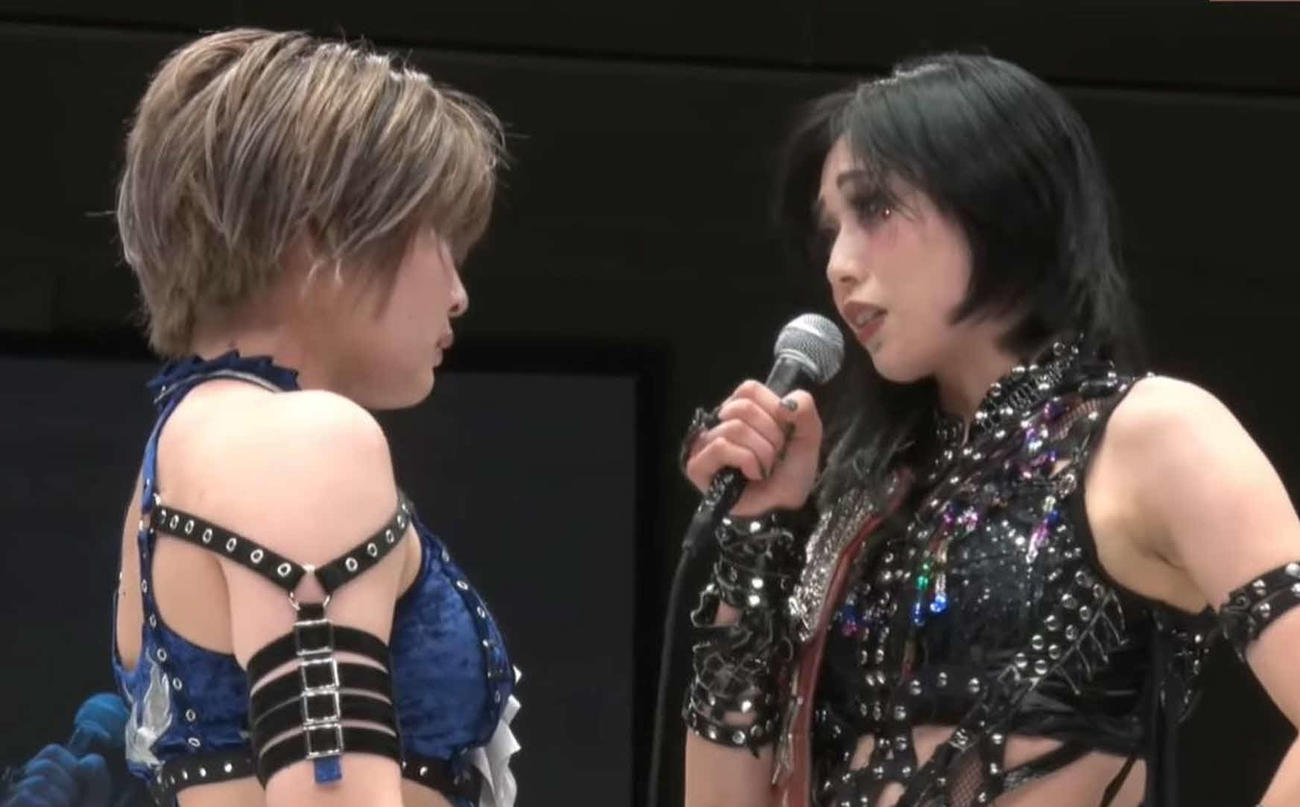 リング上で対峙した安納サオリ（左）と上谷沙弥（スターダム公式YouTubeから）