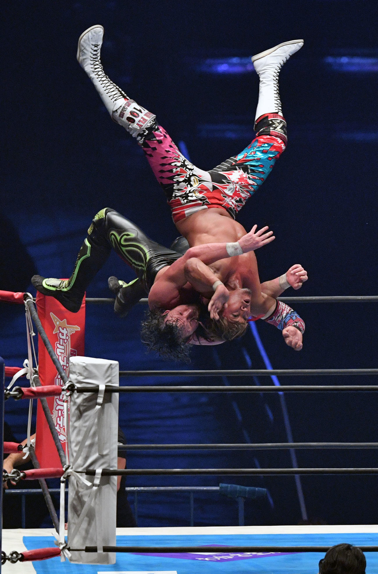 コーナー最上段から棚橋弘至（手前）を投げるケニー・オメガ（2019年1月撮影）