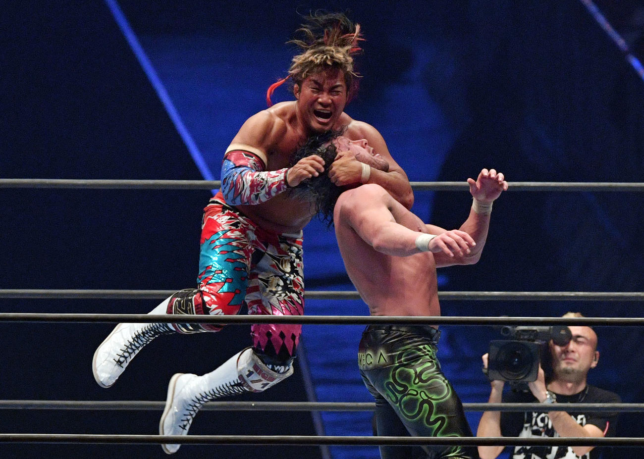 ケニー・オメガ（右）にスリング・ブレイドを見舞う棚橋弘至（2019年1月撮影）