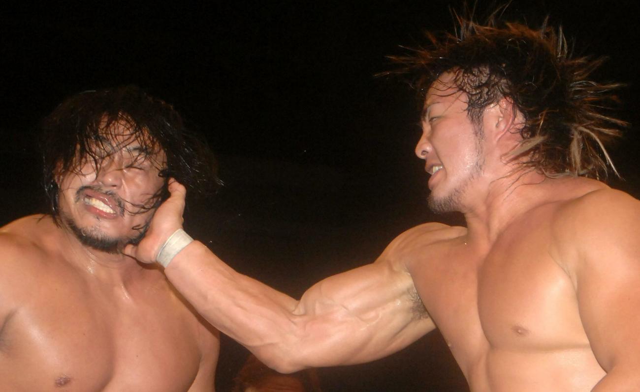 後藤洋央紀（左）に、強烈な張り手を見舞う棚橋弘至（2007年11月撮影）
