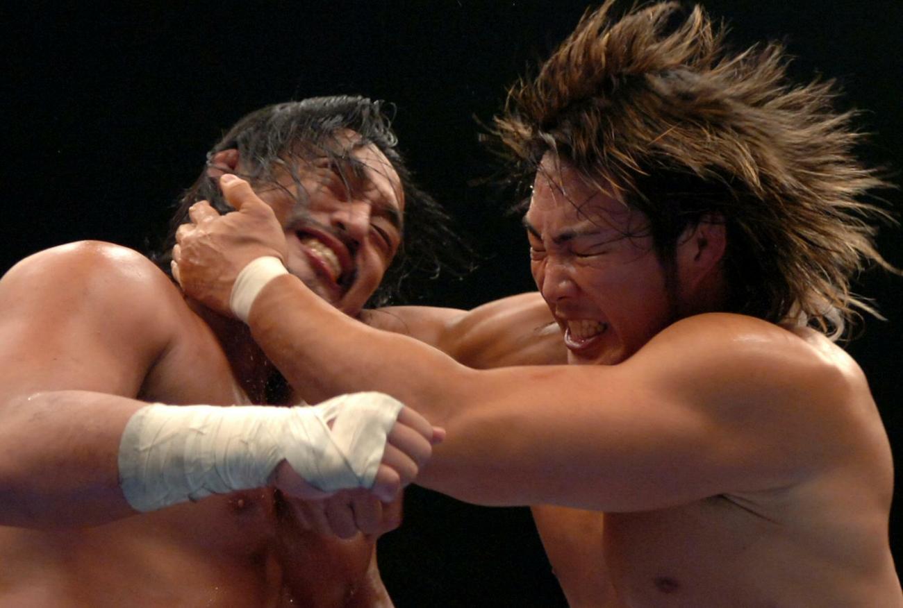 後藤洋央紀（左）に、強烈なエルボーを見舞う棚橋弘至（2007年11月撮影）