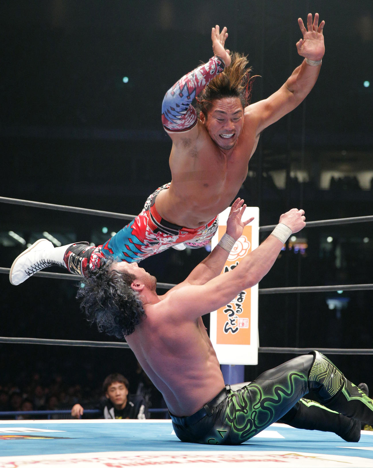 ケニー・オメガ（下）にハイフライフローを浴びせる棚橋弘至（2019年1月撮影）