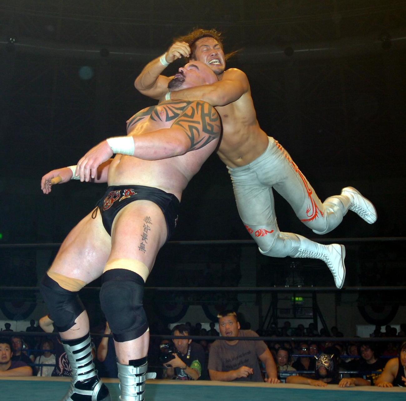 IWGPヘビー級選手権、棚橋弘至（上）はジャイアント・バーナードにスリングブレイドを決める（2006年7月撮影）