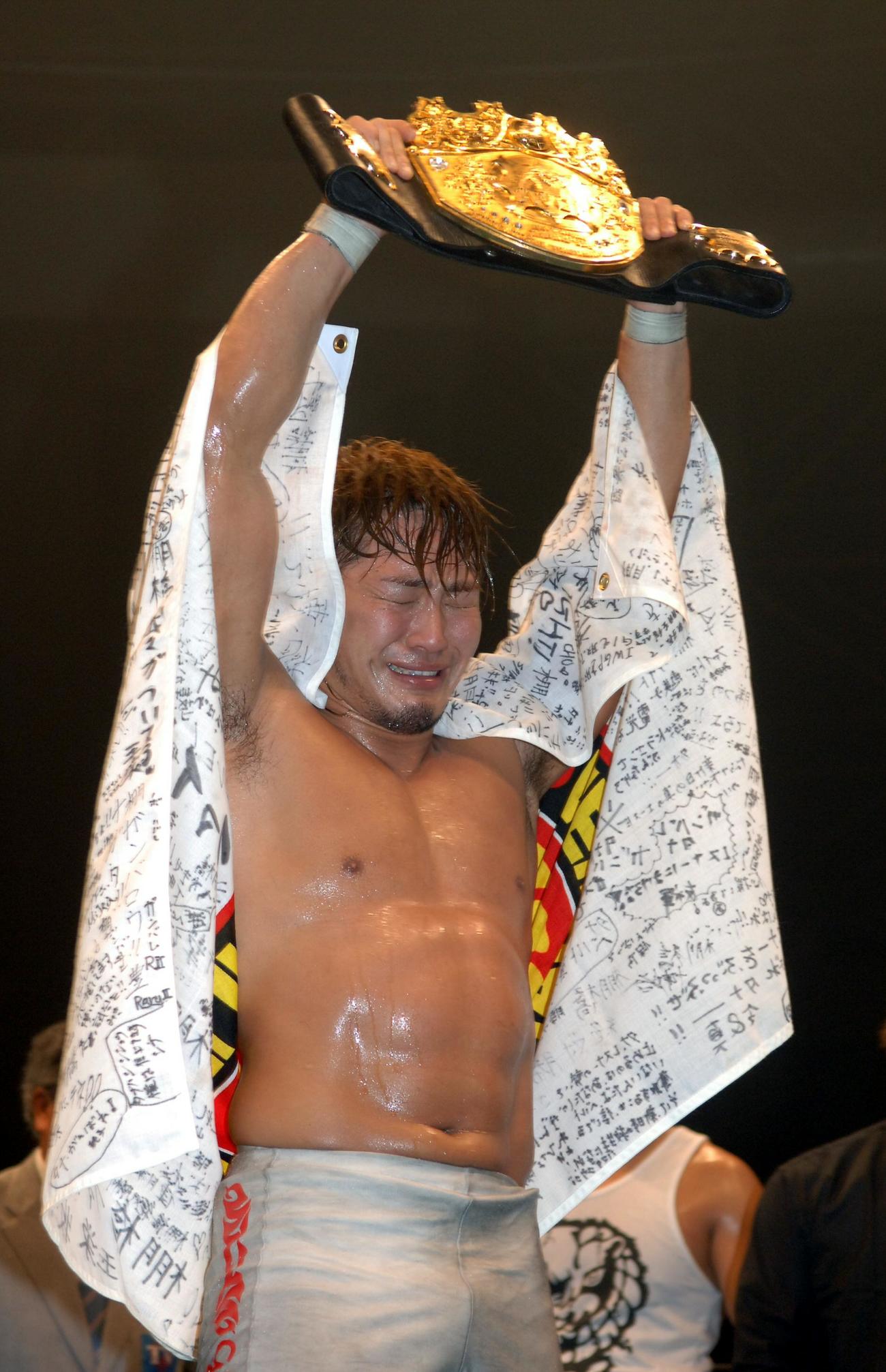 IWGPベルトを掲げ号泣する棚橋弘至（2006年7月撮影）