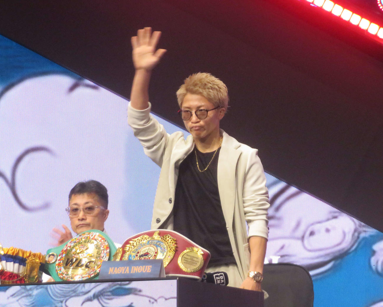 公式会見の選手紹介時に手を振る4団体統一スーパーバンタム級王者井上尚弥