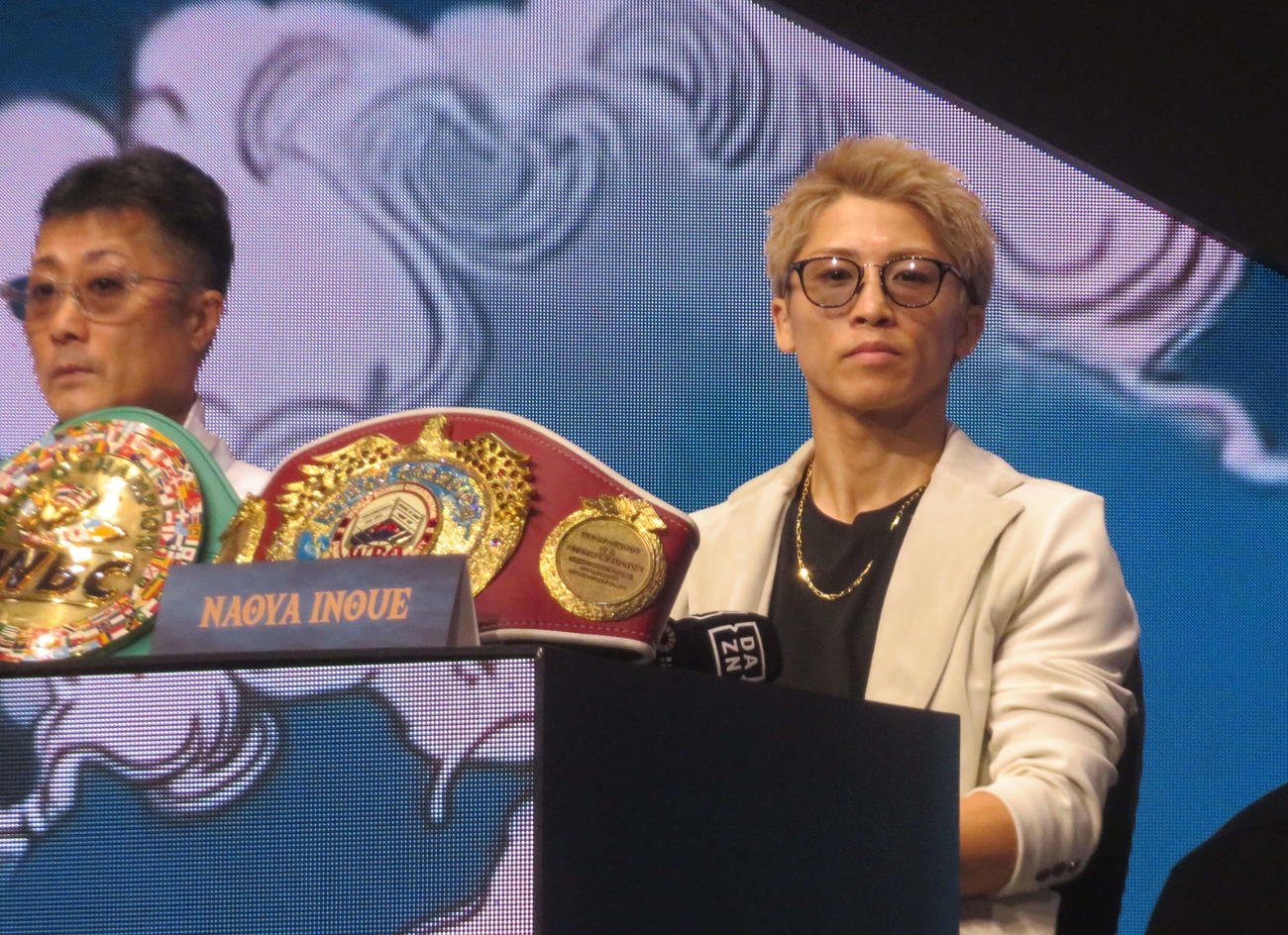 大会公式会見に出席した井上尚弥。左は父真吾トレーナー