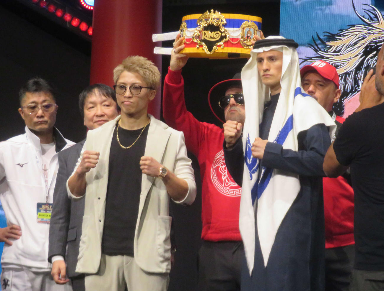 無敗挑戦者アラン・ピカソ（前列右）と公式会見で初対面した井上尚弥（前列左）