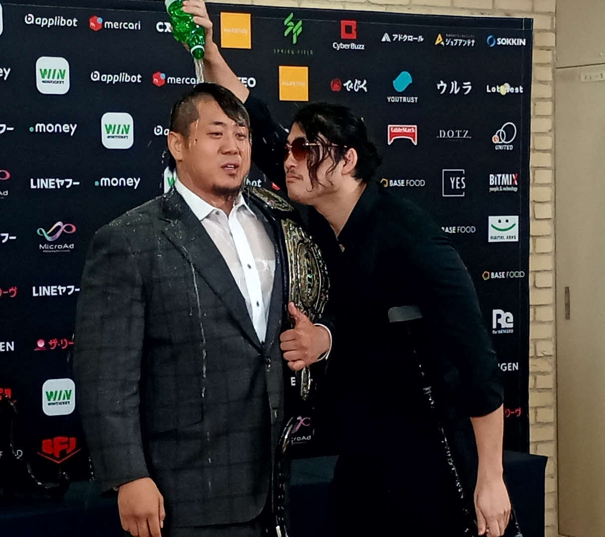 Inamura（左）に水をかけるOZAWA
