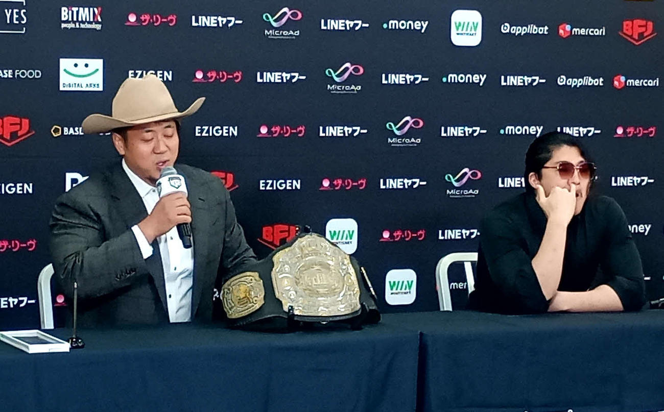 鼻くそをほじるOZAWA（右）と王者のInamura