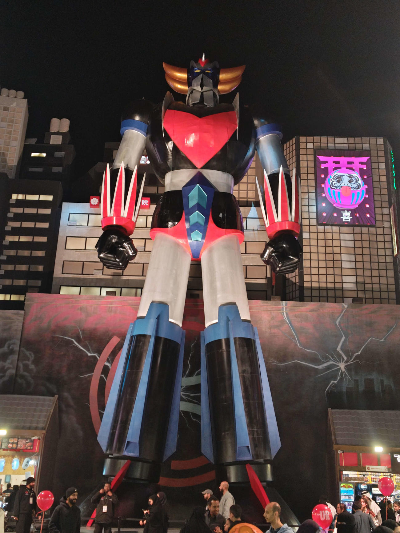 ブルーバード・ワールド内の日本エリアに設置されたロボットアニメ「UFOロボ・グレンダイザー」の巨大オブジェ