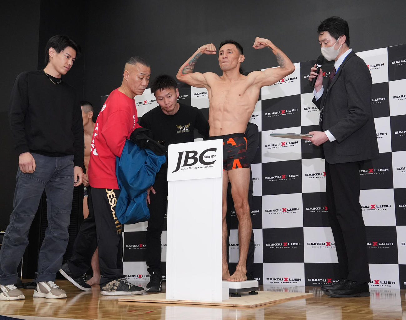 アルバラード（右から2人目）は前日計量をクリアしポーズを決める（撮影・森本幸一）
