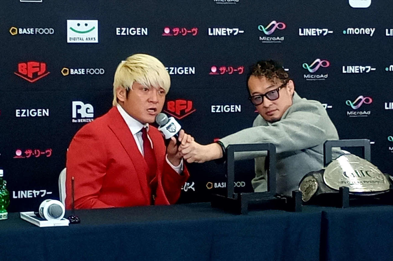 会見でBUSHI＆XXXXにブチ切れた拳王（左）と丸藤正道