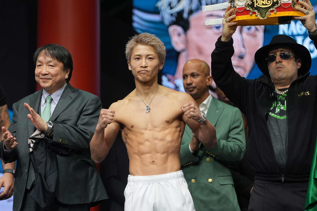 前日計量をクリアしポーズをとる井上尚弥（撮影・パオロ・ヌッチ）