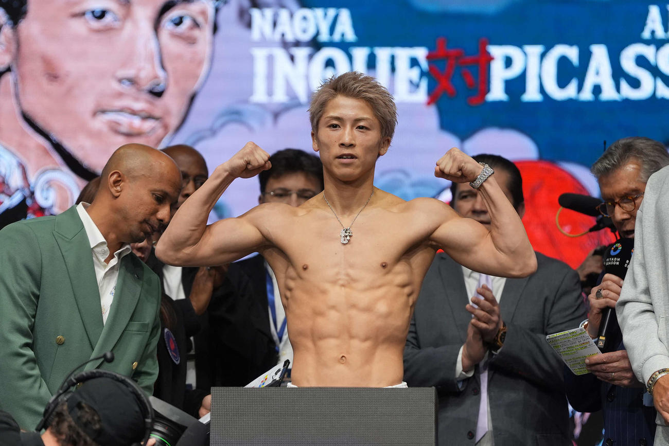 前日計量をクリアしポーズをとる井上尚弥（撮影・パオロ・ヌッチ）