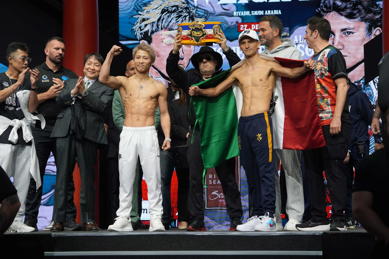 前日計量をクリアしポーズをとる井上尚弥とアラン・ピカソ（撮影・パオロ・ヌッチ）