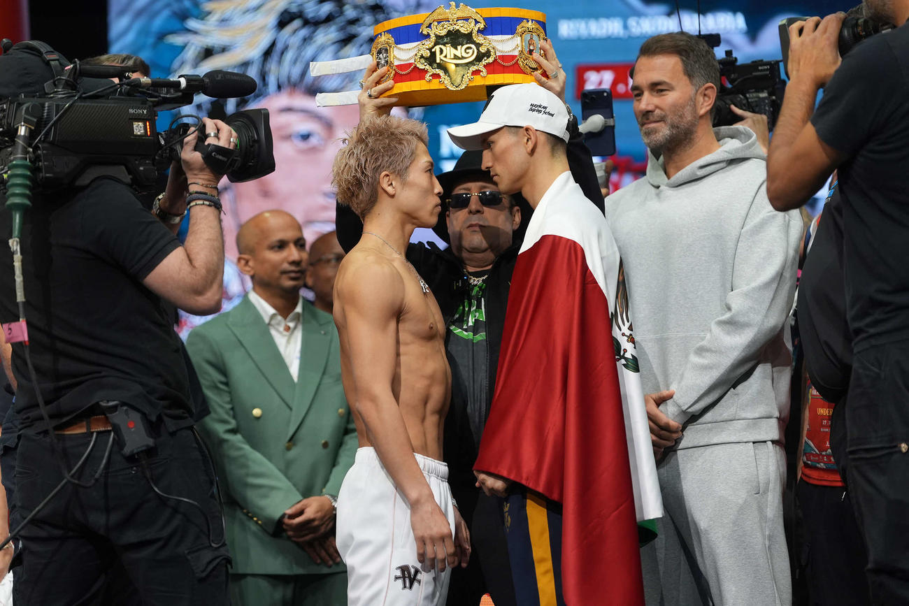 前日計量をクリアし、にらみ合う井上尚弥とアラン・ピカソ（撮影・パオロ・ヌッチ）