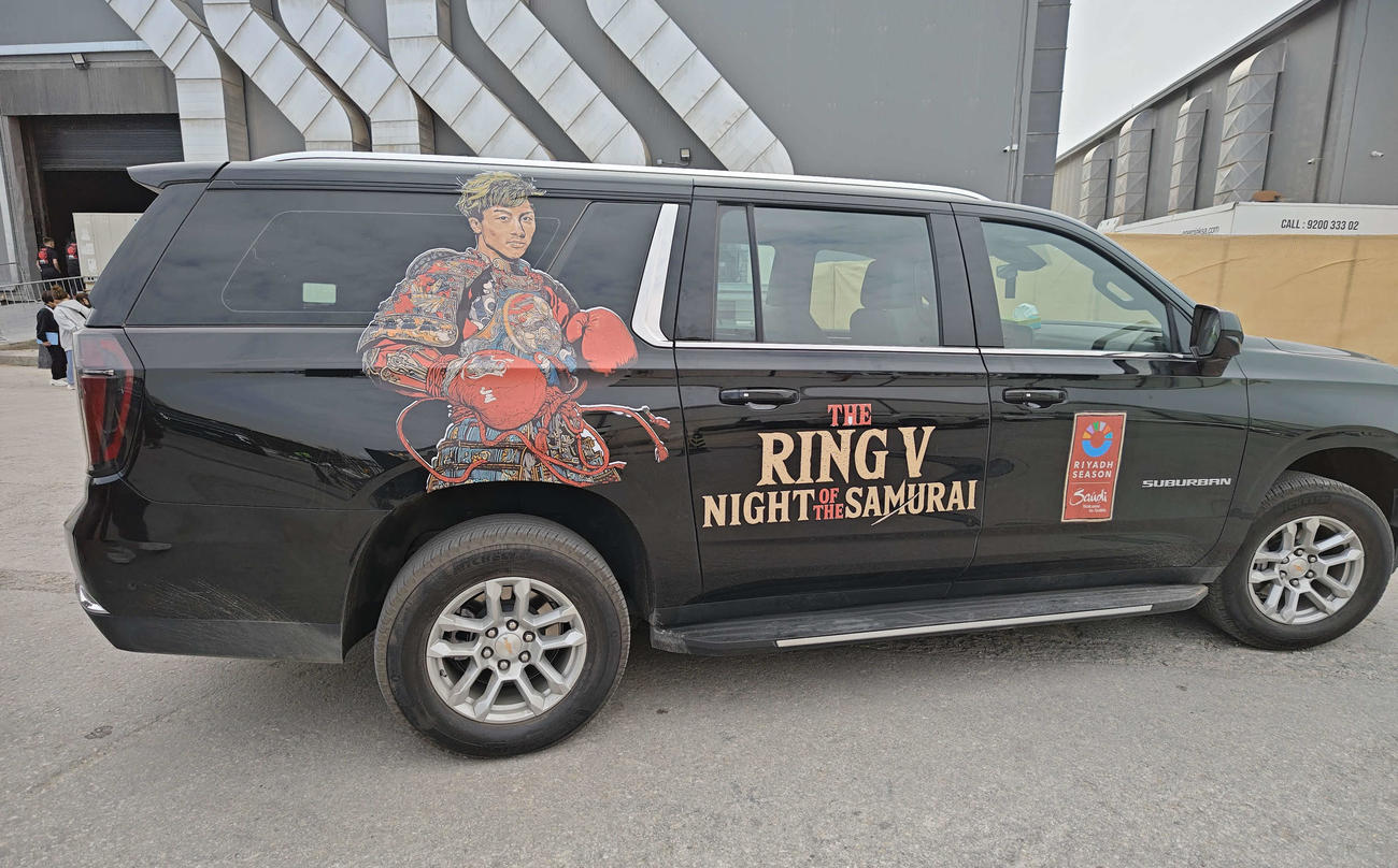 選手ら大会関係者が移動で仕様する車にもリヤドシーズンのマークで装飾