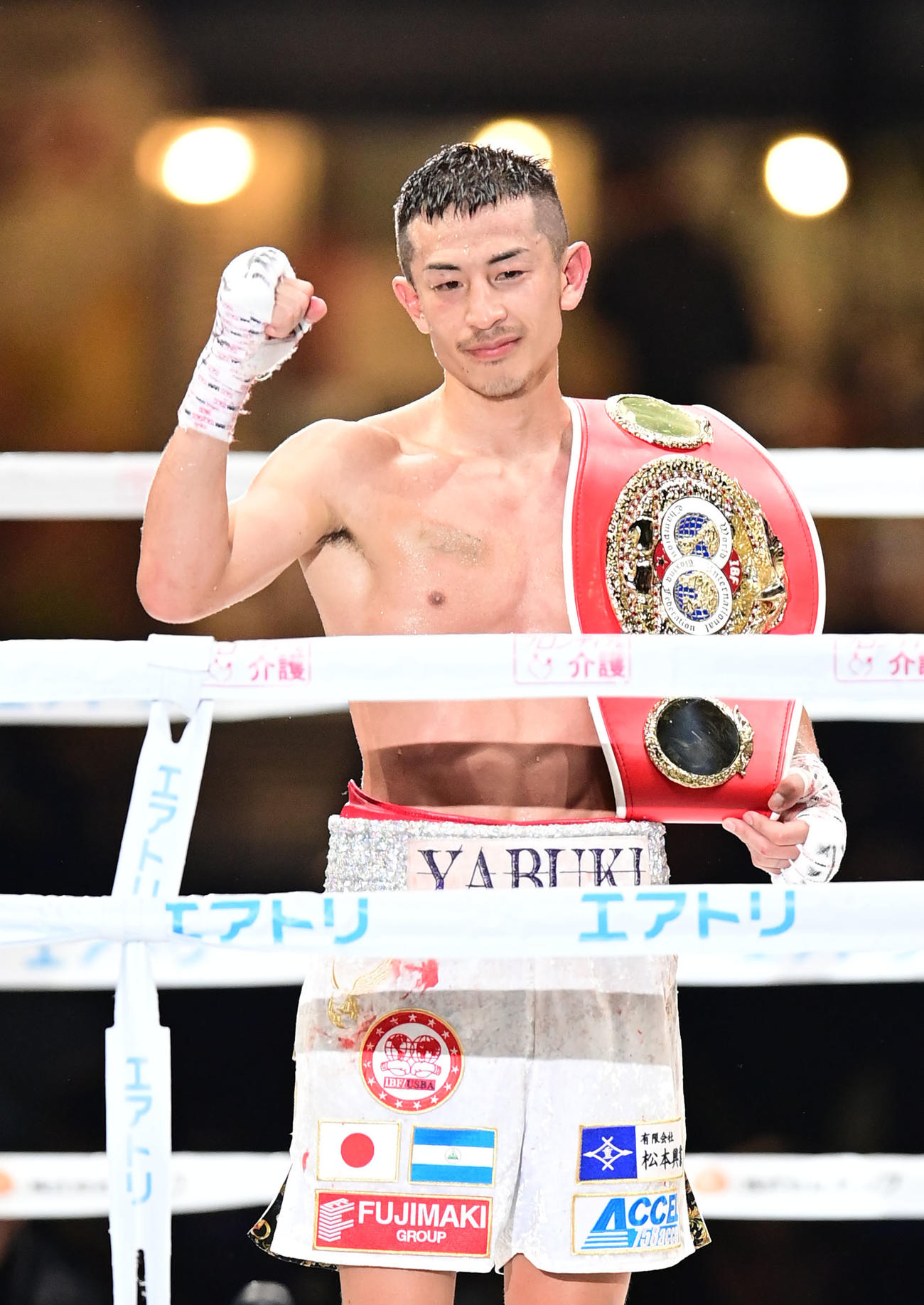 アルバラードに勝利しベルトを肩にかけポーズを決める矢吹（撮影・森本幸一）