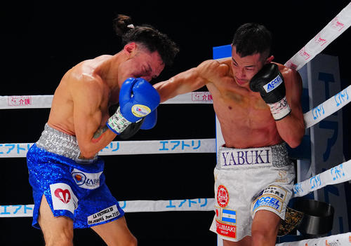 3回、右フックを打ち込む矢吹(右)(撮影・垰建太)