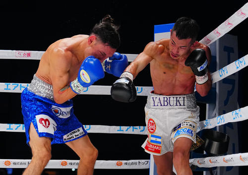 3回、右フックを打ち込む矢吹(右)(撮影・垰建太)
