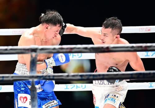 9回、矢吹(右)はアルバラードにパンチを放つ(撮影・森本幸一)