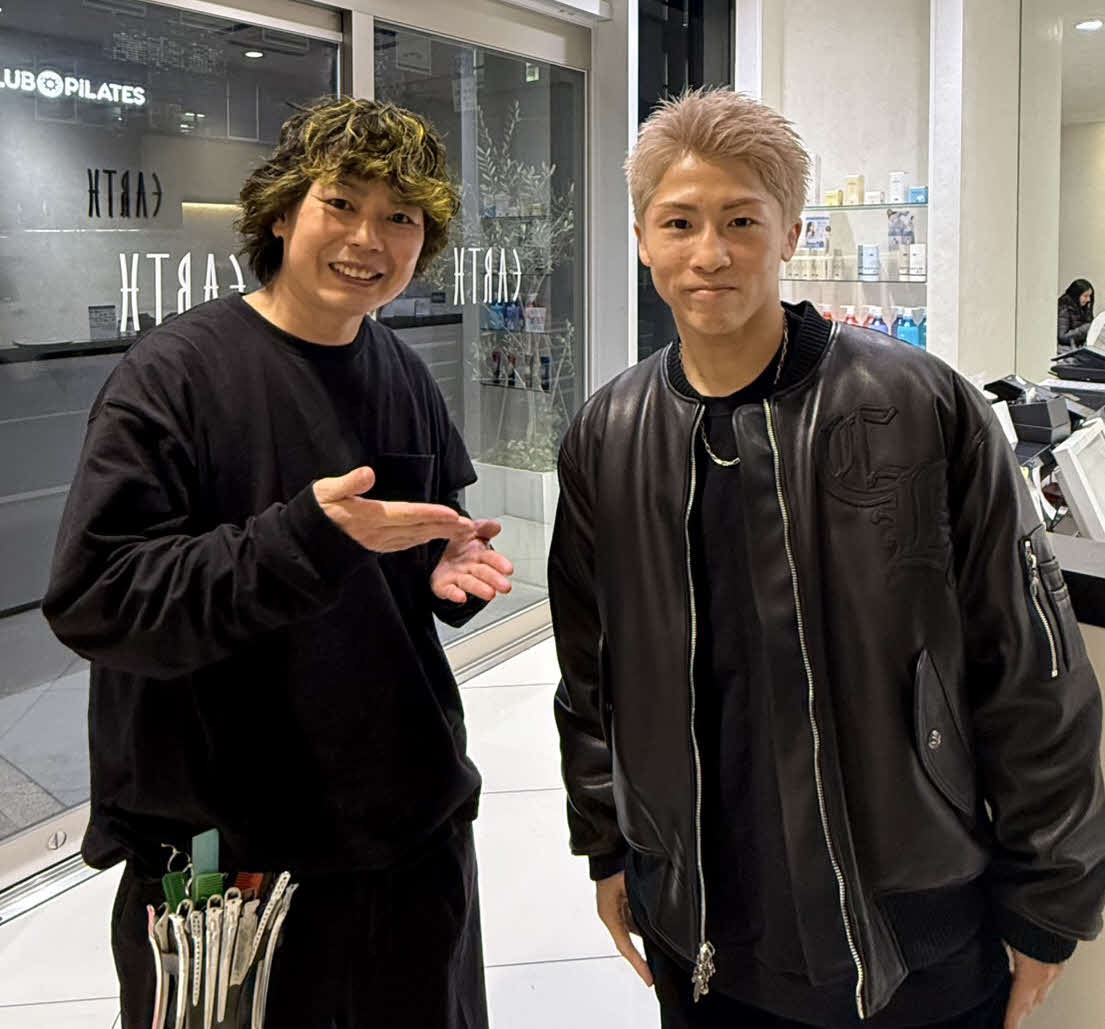 井上尚弥（右）の「サウジ決戦」用のヘアカラー＆カットを担当したアース横浜店オーナーの上園義幸氏（上園氏提供）
