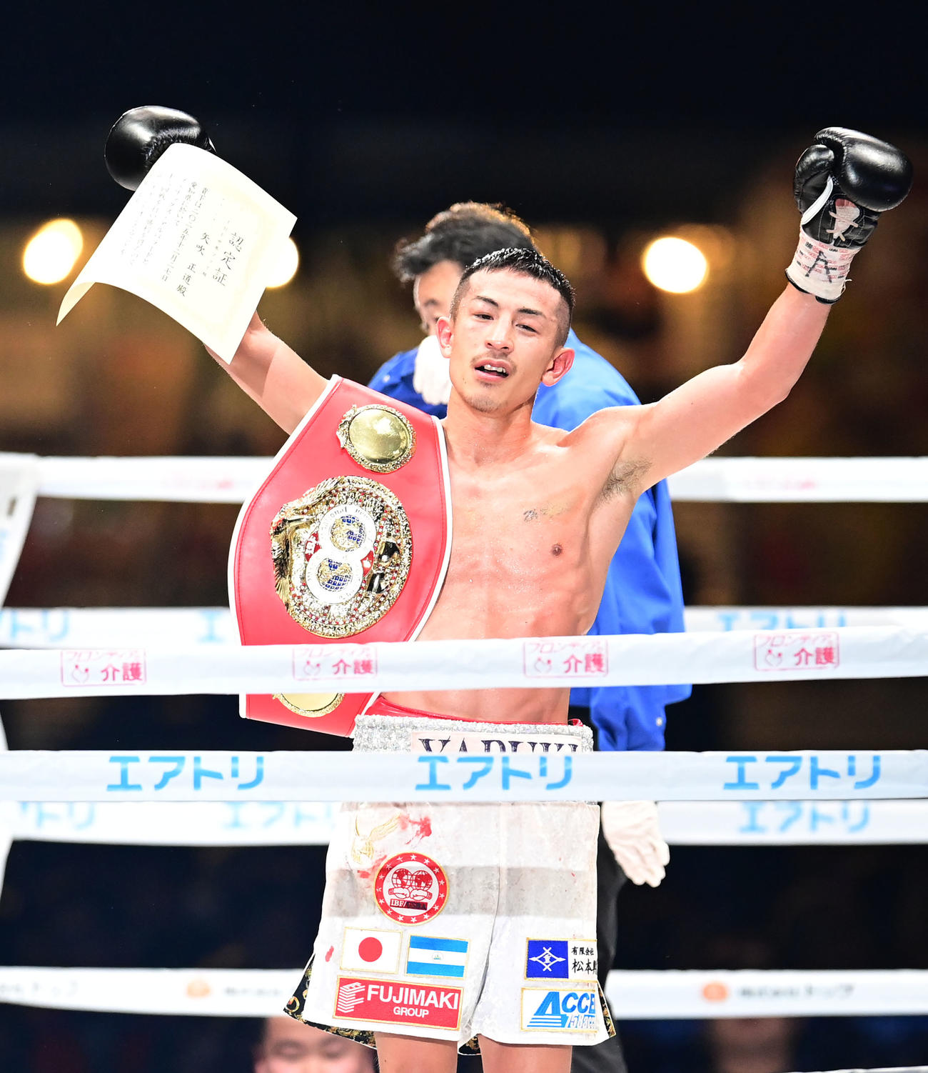 アルバラードにKO勝利し喜ぶ矢吹（撮影・森本幸一）