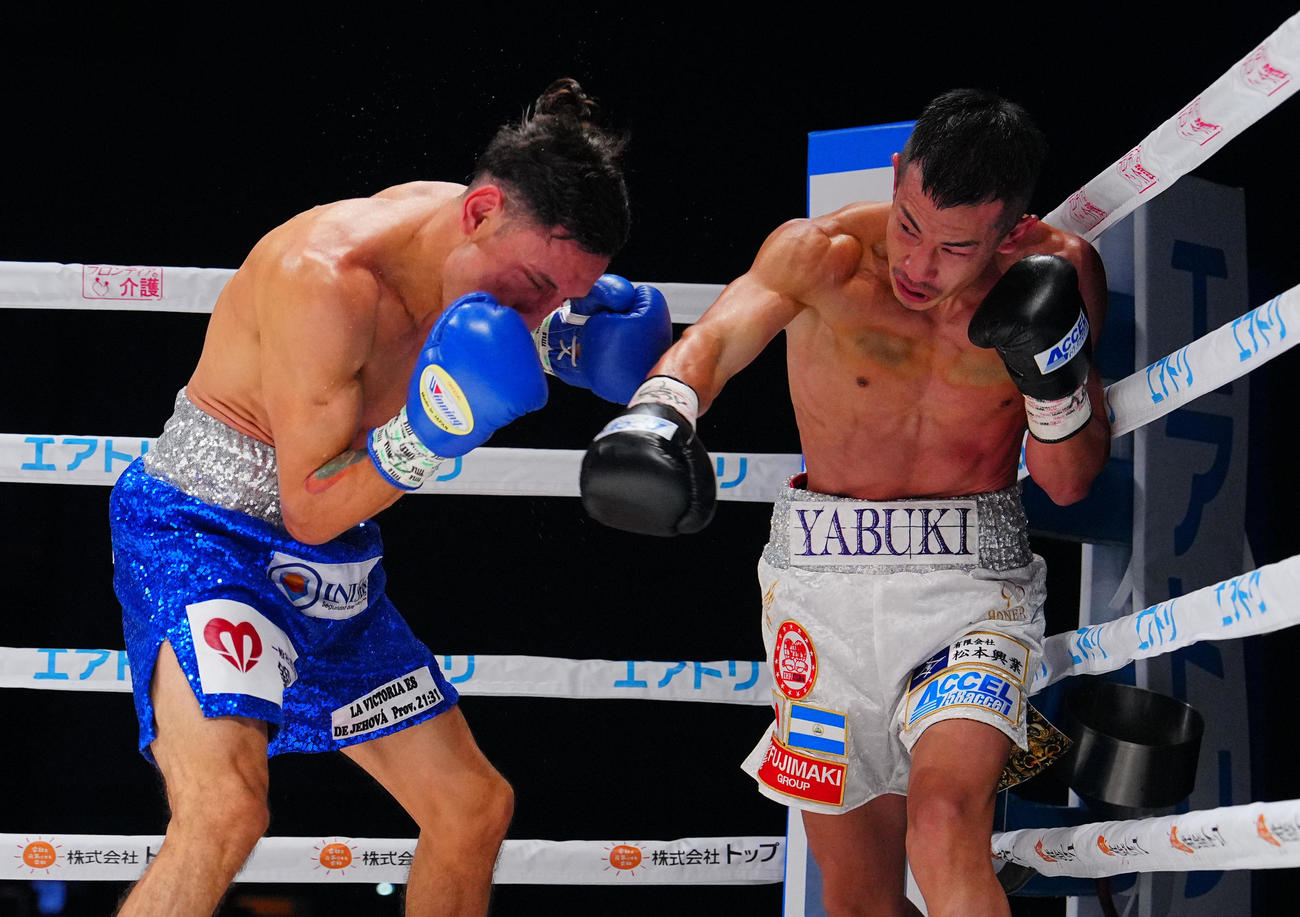 3回、右フックを打ち込む矢吹（右）（撮影・垰建太）